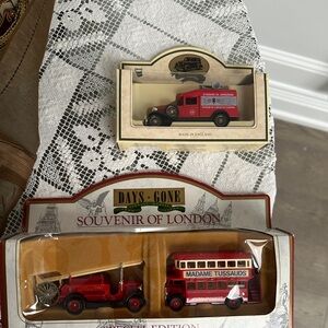 Chi Chi London Red Souvenir Vehicle Collection